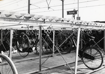 169254 Afbeelding van fietsen in de overdekte rijwielstalling bij het N.S.-station Bunnik te Bunnik.